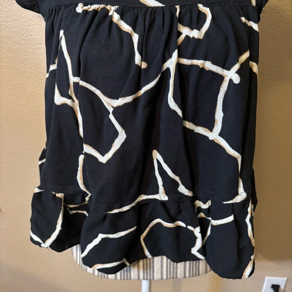 Who What Wear Top XS Black White Gold Abstract Short Sleeved Ruffle Blouse Rayon